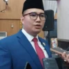 Ketua DPRD Kabupaten Bogor, Sastra Winara ketika memberikan keterangan kepada awak media perihal penyerahan berkas hasil penetapan pemilu Kabupaten Bogor, Rabu (5/2). Foto : Regi