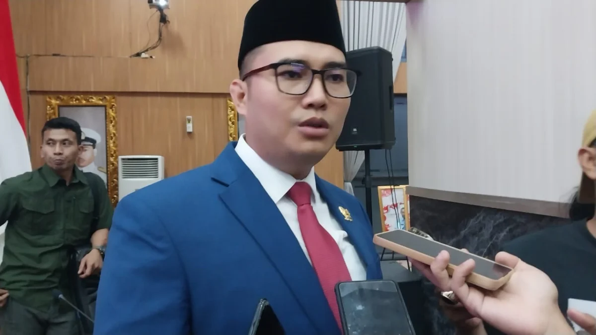 Ketua DPRD Kabupaten Bogor, Sastra Winara ketika memberikan keterangan kepada awak media perihal penyerahan berkas hasil penetapan pemilu Kabupaten Bogor, Rabu (5/2). Foto : Regi