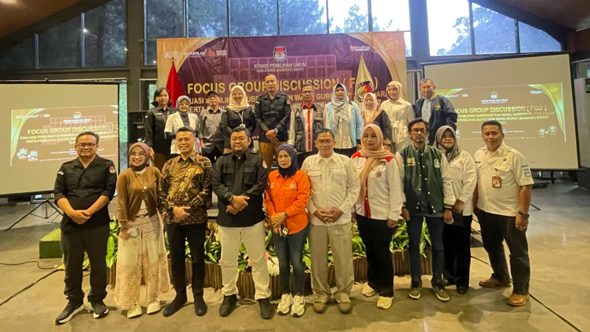 Jajaran KPU Jabar dan Bandung Barat dalam acara Focus Group Discussion (FGD) yang evaluasi Pilkada Serentak 2024 di Grand Forest Jalan Sersan Bajuri, Kecamatan Parongpong. Rabu (19/2). Dok Jabar Ekspres/Suwitno