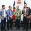 (Dari kiri ke kanan) VP Finance Business Partner Timor-Leste Dedy Edward, Duta Besar Indonesia untuk Timor-Leste Okto Dorinus Manik, Perdana Menteri Timor-Leste Kay Rala Xanana Gusmão, dan CEO Telkomcel Benedictus Ardiyanto Priyo.
