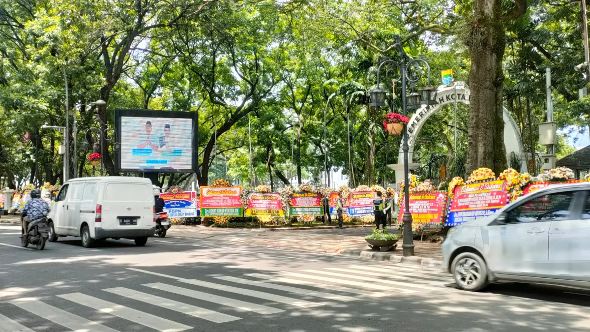 Dok. Situasi terkini jelang Sertijab Wali Kota Bandung terpilih di depan Balai Kota Bandung, Jl Wastukencana, Kota Bandung. Kamis, (20/2). Foto. Sandi Nugraha.