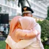 Kania Ernawati (kiri) memeluk erat Istri almarhum Yana D Putra, Gitta Griselda Jamil (kanan), di depan Bupati Ciamis Herdiat Sunarya, usai pelantikannya di Jakarta, Kamis 20 Februari 2025. (foto: Dok Diskominfo Ciamis)
