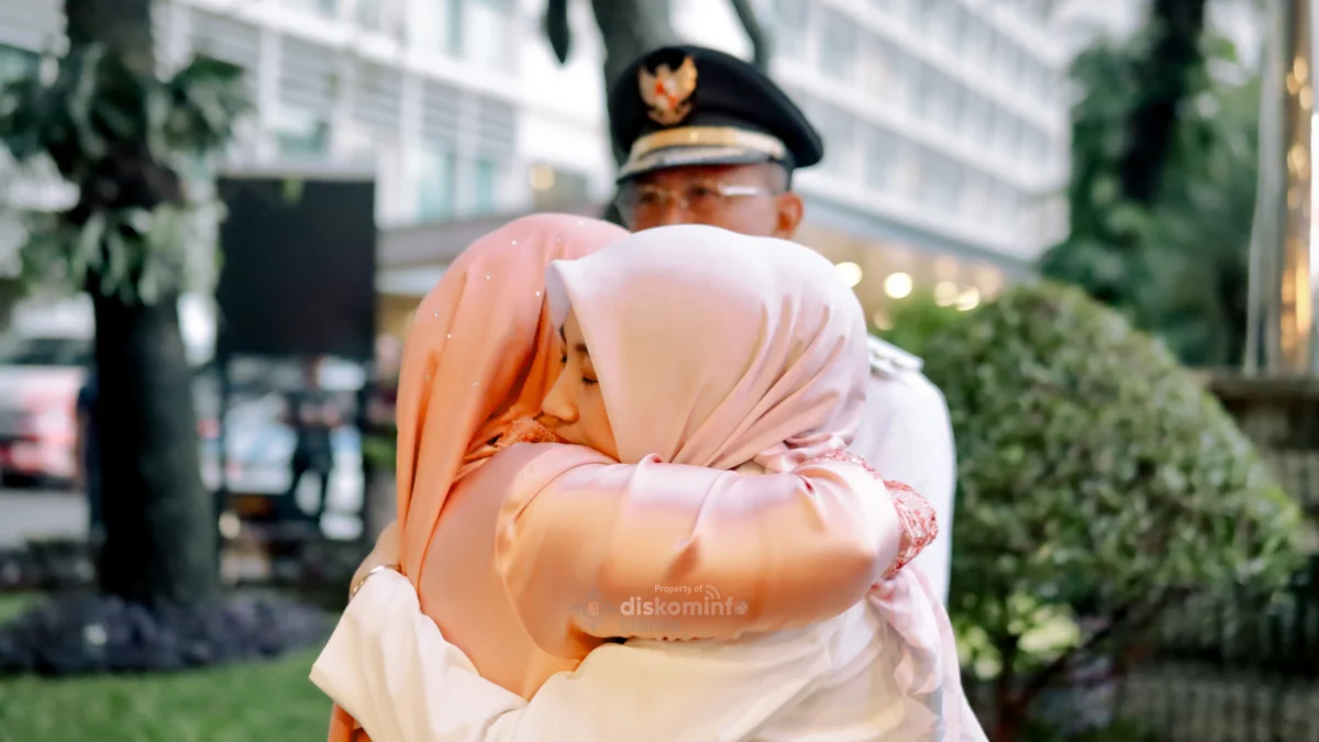 Kania Ernawati (kiri) memeluk erat Istri almarhum Yana D Putra, Gitta Griselda Jamil (kanan), di depan Bupati Ciamis Herdiat Sunarya, usai pelantikannya di Jakarta, Kamis 20 Februari 2025. (foto: Dok Diskominfo Ciamis)