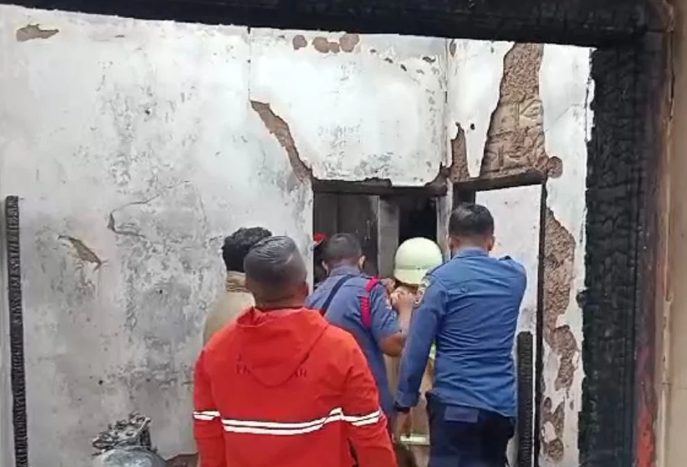 Petugas Damkar dan BPBD Bandung Barat saat mengevakuasi korban kebakaran. Kamis (7/2). Dok Jabar Ekspres/wit