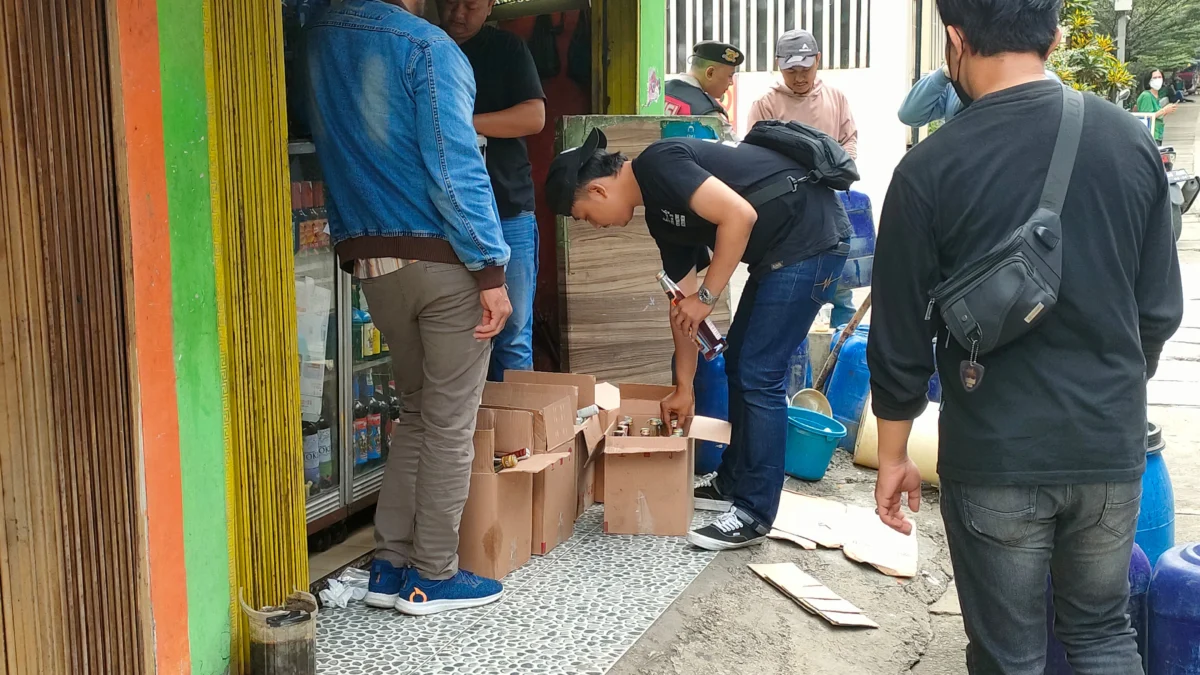 Dok. Jajaran Satnarkoba Polrestabes Bandung saat razia warung miras di wilayah Leuwipanjang Kota Bandung. Foto. Sandi Nugraha.