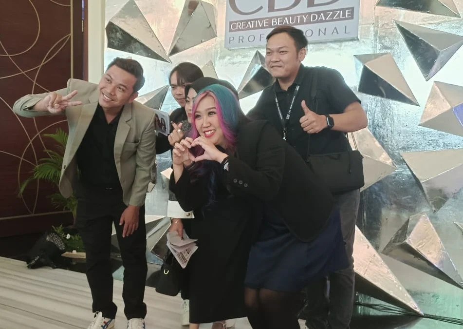 FOTO BERSAMA: Brand Manager CBD Professional, Joannie Sutanto bersama rekannya saat mengenalkan tren rambut terbaru di tahun 2025 melalui acara CBD Professional Hairshow – Immerse in Beauty di Harris Fest Citilink Hotel, Kota Bandung, Rabu, 5 Januari 2025.