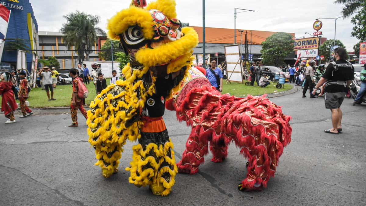 Ratusan peserta dari warga keturunan Tionghoa melakukan pawai perayaan Cap Go Meh di Jalan Raya Taman Kopo Indah, Kabupaten Bandung, Jum'at (14/2). Foto: Dimas Rachmatsyah / Jabar Ekspres