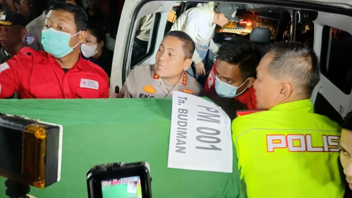 Jadi Penyebab Kecelakaan Maut di GT Ciawi, Sopir Truk Galon Ditangkap! Ist. Evakuasi korban lakalantas di GT Ciawi 2 pada beberapa waktu lalu. Dok Jabar Ekspres.