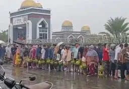 Antrean warga untuk membeli gas di salah satu Pangkalan gas LPG. (X-@mimi.riloses)
