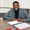 Alphonso Davies saat menandatangani perpanjangan kontrak di Bayern Munchen. (Instagram / Alphonsodavies)