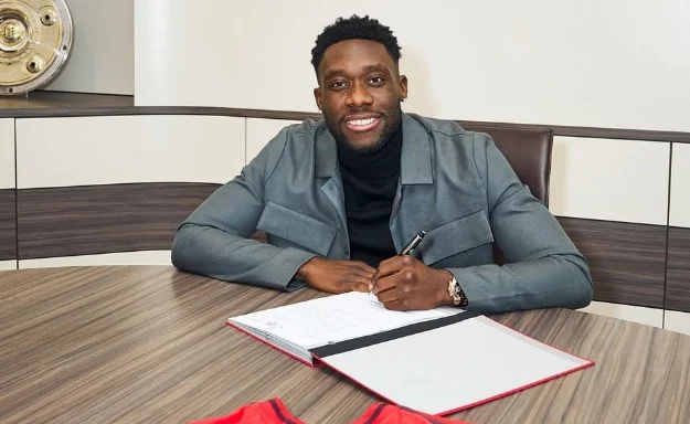 Madrid Gigit Jari, Alphonso Pilih Bertahan di Munich Alphonso Davies saat menandatangani perpanjangan kontrak di Bayern Munchen. (Instagram / Alphonsodavies)