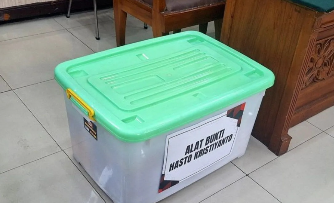 Alat Bukti yang diajukan tim kuasa hukum Hasto Kristiyanto di Sidang Praperadilan, Kamis (6/2). (Foto: ANTARA)