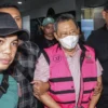 Terdakwa kasus dugaan korupsi pengelolaan tata niaga komoditas timah di wilayah izin pertambangan (IUP) PT Timah Tbk. pada tahun 2015-2022, Hendry Lie (tengah) saat digiring usai menjalani persidangan beberapa waktu lalu. (Foto: Antara)