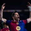 Robert Lewandowski melakukan selebrasi usai mencetak gol ke gawang Rayo Vallecano dalam lanjutan pekan ke-24 LaLiga 2024/25 di Stadion Olimpiade Lluis Companys, Selasa (18/2) dini hari WIB. (instagram / fcbarcelona)