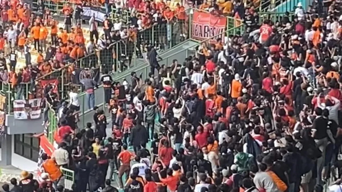 Polisi Amankan Puluhan Bobotoh Persib di Stadion Patriot, 4 Orang Babak Belur Dihajar Suporter Persija Kerusuhan di laga Persija vs Persib/Foto:Istimewa/