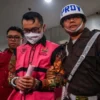 Direktur Pemasaran Pusat dan Niaga Pertamina Patra Niaga Maya Kusmaya (kiri) berjalan memasuki mobil tahanan usai ditetapkan sebagai tersangka kasus dugaan korupsi minyak mentah Pertamina. (foto/ANTARA)