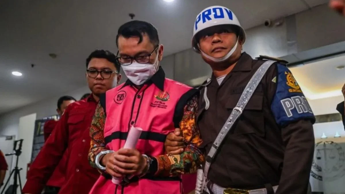 Direktur Pemasaran Pusat dan Niaga Pertamina Patra Niaga Maya Kusmaya (kiri) berjalan memasuki mobil tahanan usai ditetapkan sebagai tersangka kasus dugaan korupsi minyak mentah Pertamina. (foto/ANTARA)