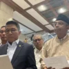 Ketua Komisi XI DPR Mukhamad Misbakhun bersama Direktur Jenderal Pajak Suryo Utomo usai RDP di Kompleks Parlemen, Jakarta, Senin (10/2/2025). (foto/ANTARA)