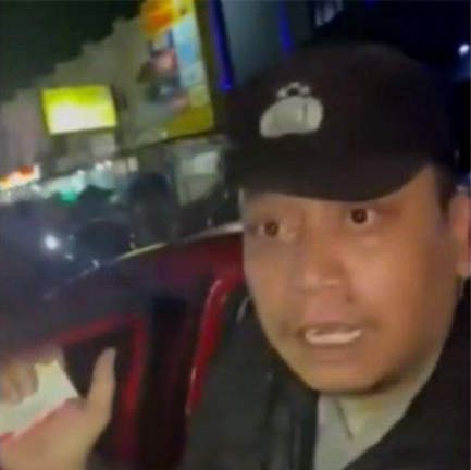 Viral Dua Oknum Polisi Ditangkap Warga Saat Memeras Pasangan di Mobil, Uang Rp2,5 Juta Diminta dengan Dalih Pelanggaran Hukum Viral Dua Oknum Polisi Ditangkap Warga Saat Memeras Pasangan di Mobil, Uang Rp2,5 Juta Diminta dengan Dalih Pelanggaran Hukum