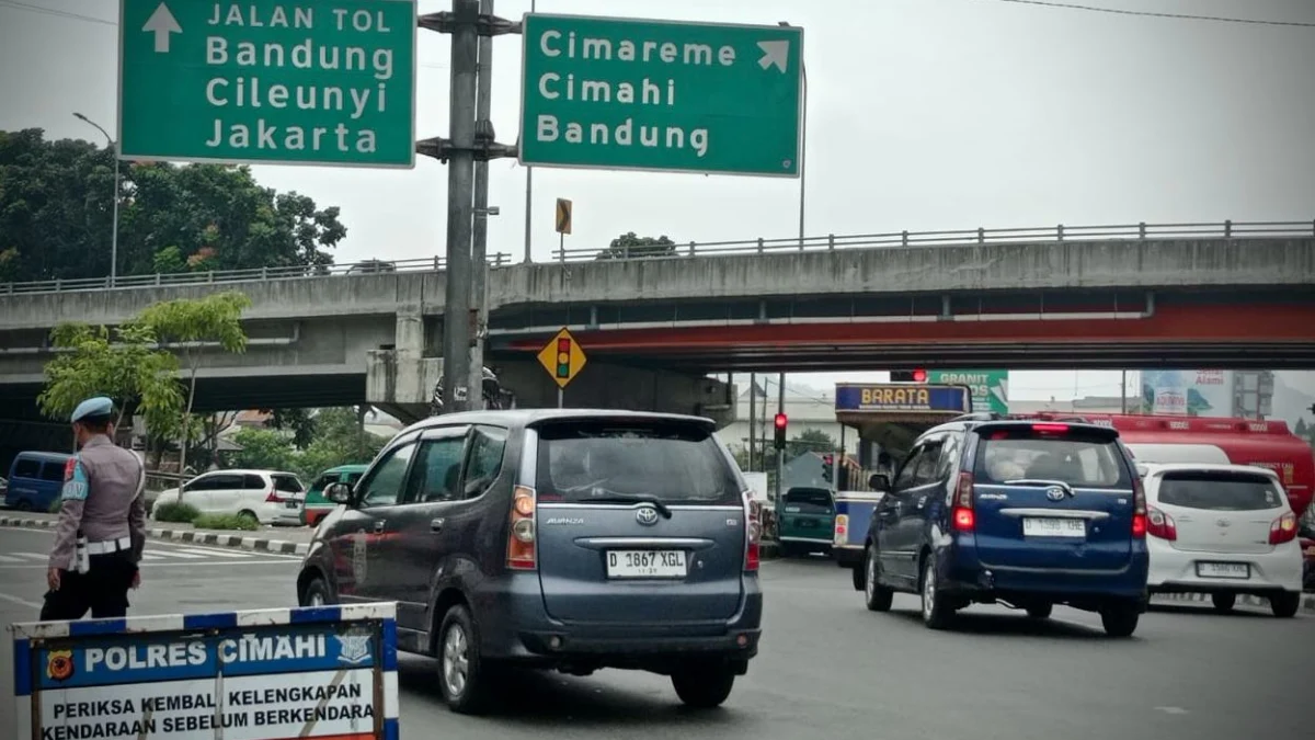 Suasana arus lalu lintas di pintu exit Gate Tol Padalarang, Kabupaten Bandung Barat. Kamis (27/3). Dok Jabar Ekspres/Suwitno