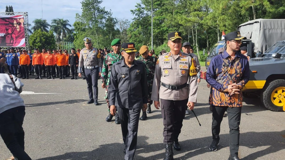 Kota Cimahi Diprediksi Akan Padat Saat Mudik, Wali Kota Ngatiyana Ingatkan Pentingnya Pengamanan Wali Kota Cimahi, Ngatiyana saat Bersama Kapolres Cimahi, AKBP Tri Suhartanto dan Bupati KBB, Jeje Richie Ismail (mong)