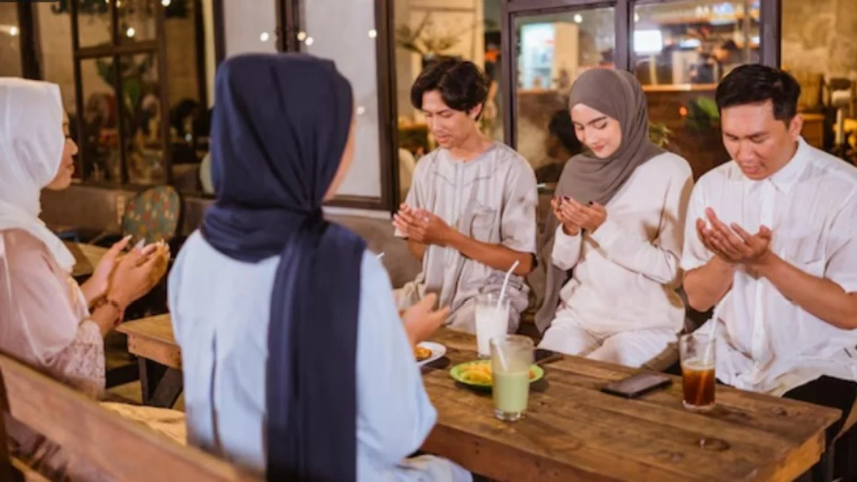 ILUSTRASI Makan sahur bersama untuk mendapat keberkahan. 9freepik)