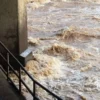Seorang warga melintas di jembatan Sungai Ciliwung. (foto/ANTARA)