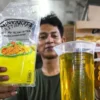 Pedagang menunjukkan volume Minyakita yang sesuai takaran di Pasar Tebet Barat, Jakarta, Selasa (11/3/2025). (foto/ANTARA)