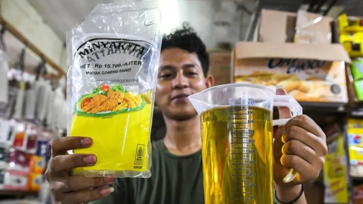 Soal Kasus MinyaKita, Polisi Sebut Diduga Ada 3 Distributor yang Terlibat Pedagang menunjukkan volume Minyakita yang sesuai takaran di Pasar Tebet Barat, Jakarta, Selasa (11/3/2025). (foto/ANTARA)