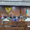 Sidang pembacaan surat dakwaan kasus dugaan korupsi pengelolaan keuangan PT Indofarma Tbk. di Pengadilan Tipikor Jakarta, Senin (17/3/2025). (foto/ANTARA)
