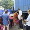 Ditreskrimsus Polda Metro Jaya bersama tersangka saat melakukan pengukuran gas elpiji 12 kilogram. (foto/ANTARA)