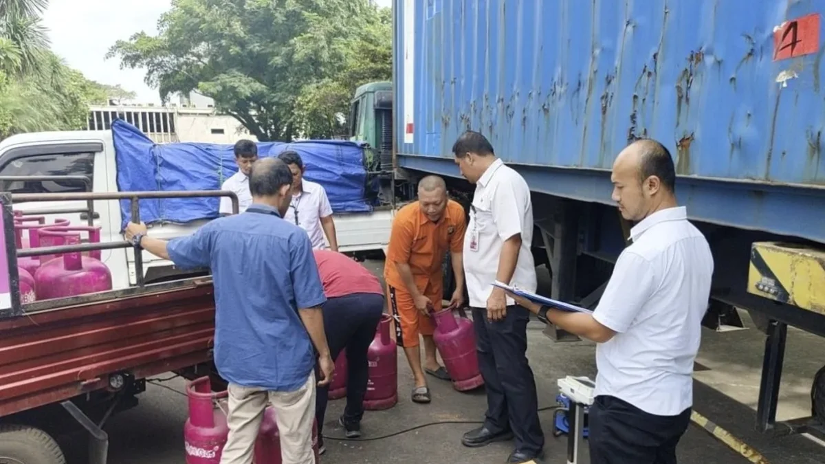 Ditreskrimsus Polda Metro Jaya bersama tersangka saat melakukan pengukuran gas elpiji 12 kilogram. (foto/ANTARA)