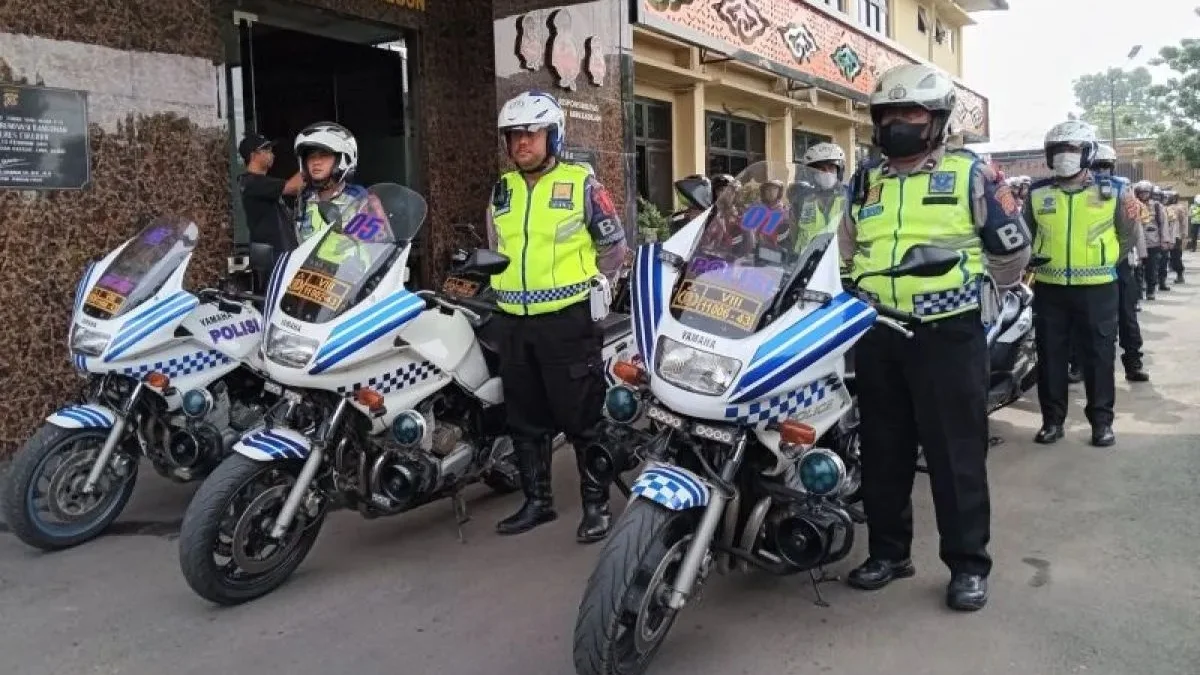 Tim Urai Polresta Cirebon yang bertugas selama mudik lebaran di Cirebon. (foto/ANTARA)