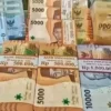 Tumpukan uang baru untuk THR Lebaran tahun 2025
