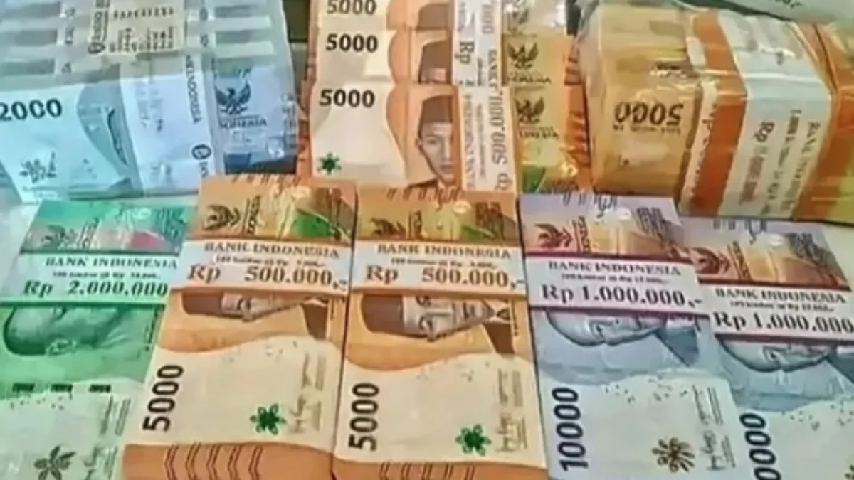 Tumpukan uang baru untuk THR Lebaran tahun 2025