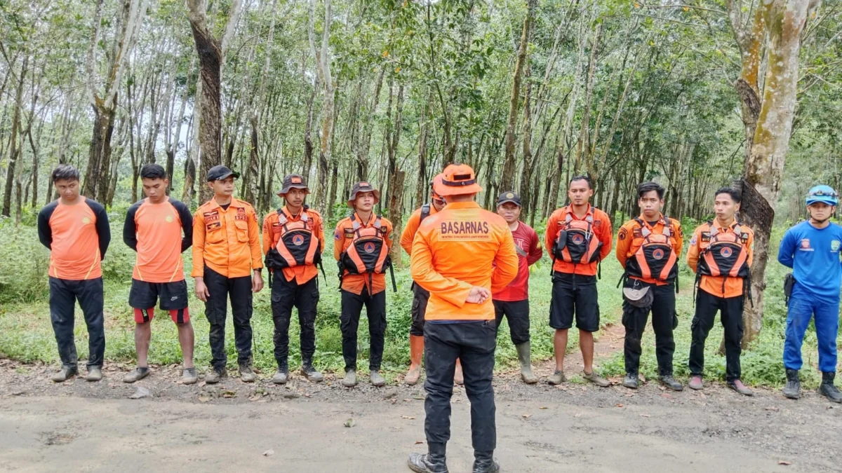 Seorang Petani Diduga Hilang Tenggelam, Tim SAR Gabungan Berhasil Temukan Jenazah Korban Persiapan Tim SAR Gabungan saat hendak mencari korban yang diduga hilang tenggelam di Sungai Ciparang tepatnya berada di wilayah Desa Sukahurip, Kecamatan Cijambe, Kabupaten Subang, Jawa Barat.
