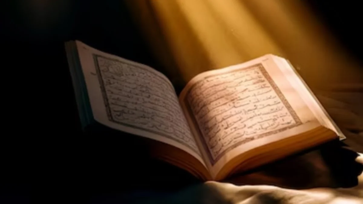 Kapan Peringatan Nuzulul Quran Tahun 2025? Ini Penjelasannya ILUSTRASI Nuzulul Quran pada 17 Ramadhan. (freepik)