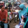 Salah satu aksi berbagi Takjil Gratis dijalanan.