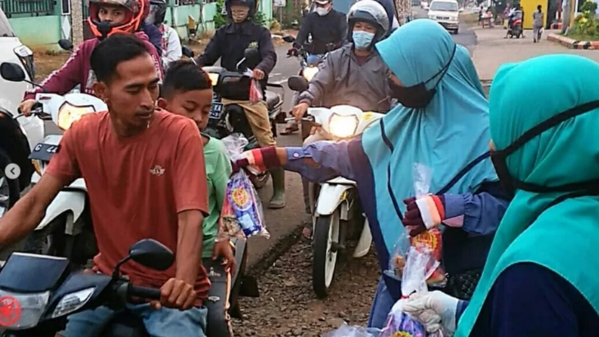 Salah satu aksi berbagi Takjil Gratis dijalanan.