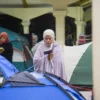 Umat Islam membaca Al Quran saat ibadah itikaf di Masjid Raya Habiburrahman, Kota Bandung, Jumat (21/3) dini hari. Foto: Dimas Rachmatsyah / Jabar Ekspres