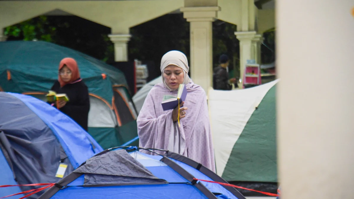 Iktikaf Keluarga di Masjid Raya Habiburrahman: Tradisi Puluhan Tahun yang Terus Hidup Umat Islam membaca Al Quran saat ibadah itikaf di Masjid Raya Habiburrahman, Kota Bandung, Jumat (21/3) dini hari. Foto: Dimas Rachmatsyah / Jabar Ekspres
