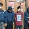 Empat pemuda yang merupakan warga Sumedang, yakni S (18), Y, R (18) dan C (18) saat berhasil diamankan Polsek Rancaekek yang diduga terlibat aksi balapan liar. Foto Istimewa
