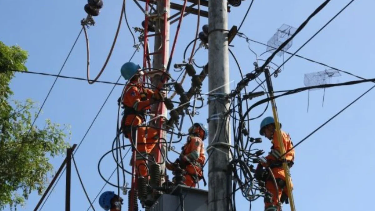 Ilustrasi Petugas PLN sedang memperbaiki listrik. (foto/ANTARA)