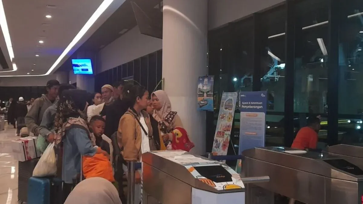 Puncak Arus Mudik di Pelabuhan Merak Diperkirakan Terjadi H-3 Lebaran 2025 Sejumlah pemudik antre di Pelabuhan Merak, Banten. (foto/ANTARA)