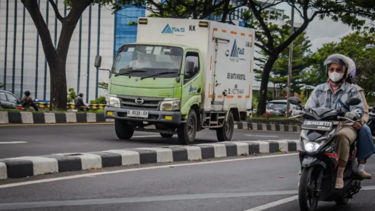 Ist. Kendaraan pengangkut barang saat beroperasi di jalan alteri. Dok Jabar Ekspres.