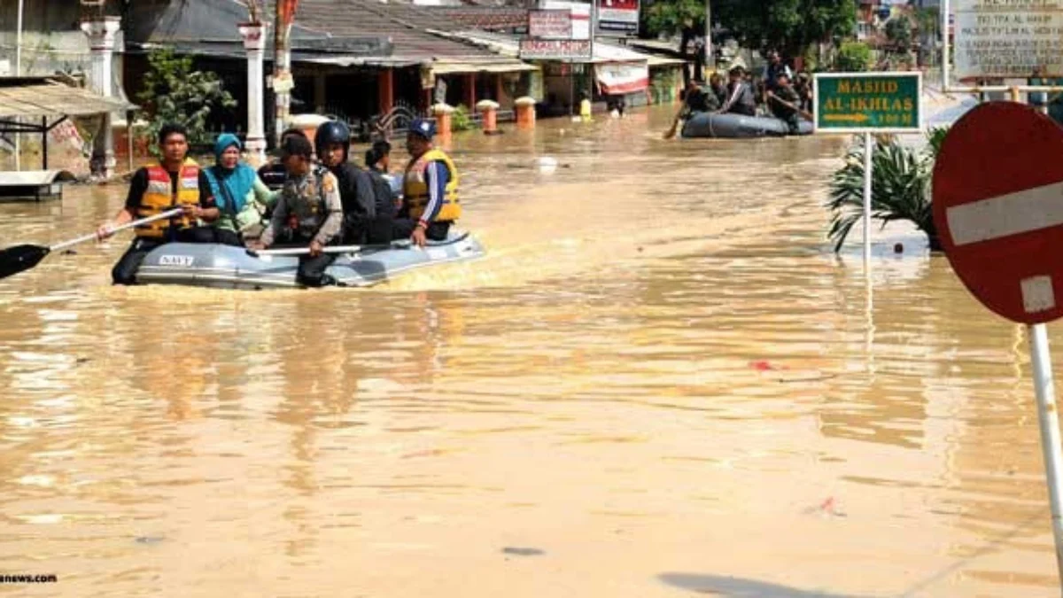 Pria Terseret Arus Banjir di Kali Bekasi, Pencarian Masih Berlanjut Ilustrasi banjir di Bekasi/Foto: Istimewa/