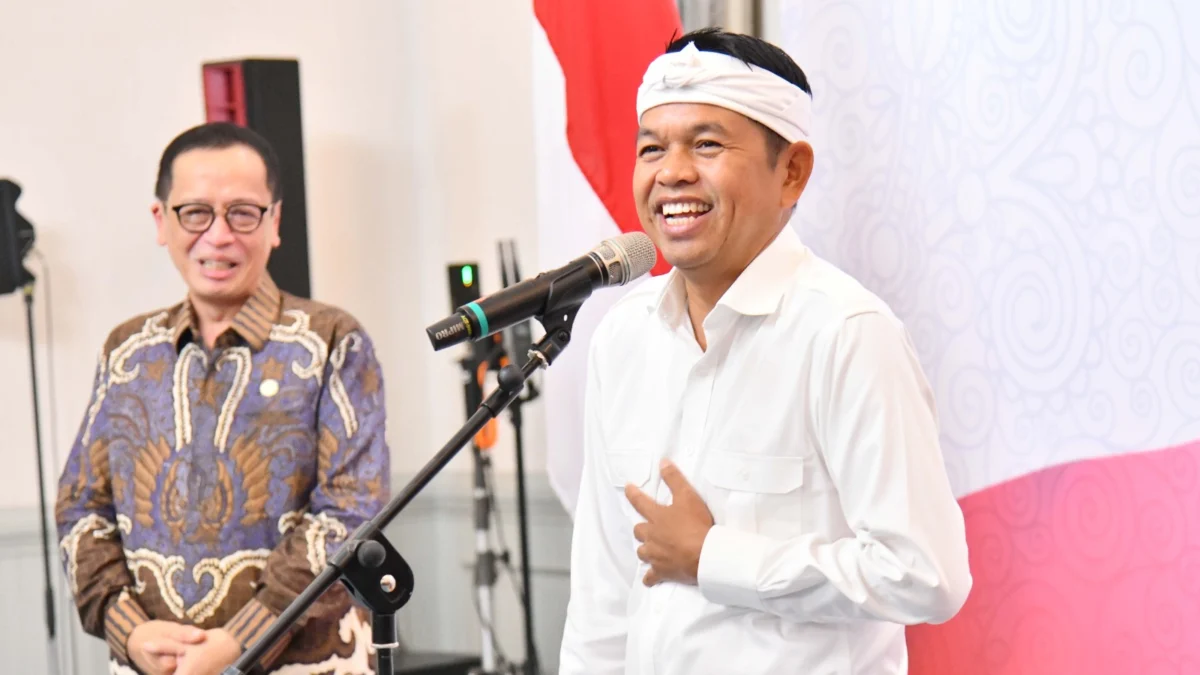 Gubernur Jabar Dedi Mulyadi saat pengukuhan Kepala OJK Jabar yang baru di aula Gedung Sate Bandung, Selasa (25/3/2025).