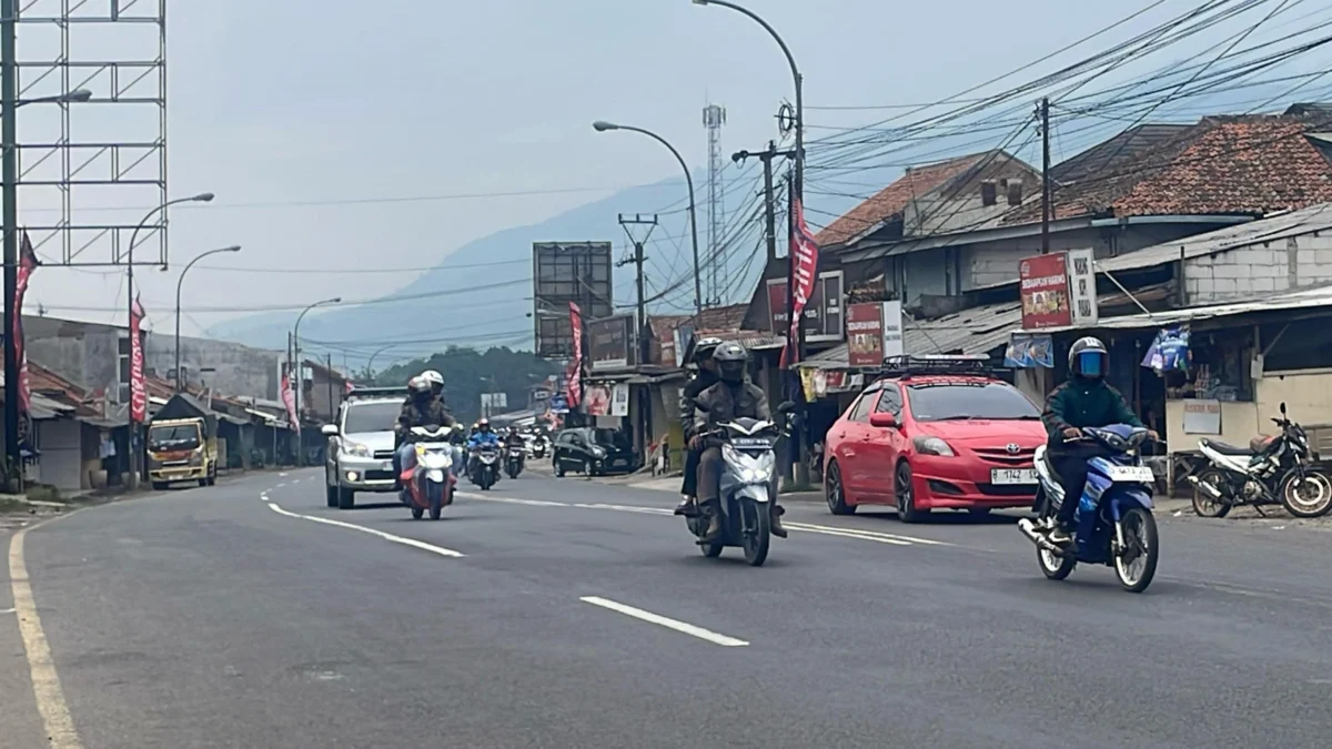Jelang H-5 Lebaran 2025, arus lalu lintas di wilayah Nagreg, Kabupaten Bandung, mulai ramai oleh para pemudik pada Rabu (26/3/2025). Foto Agi