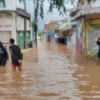 Banjir akibat luapan Sungai Cimande merendam pemukiman warga di 4 desa wilayah Kecamatan Cimanggung, Kabupaten Sumedang.