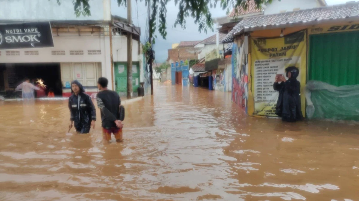 Banjir akibat luapan Sungai Cimande merendam pemukiman warga di 4 desa wilayah Kecamatan Cimanggung, Kabupaten Sumedang.